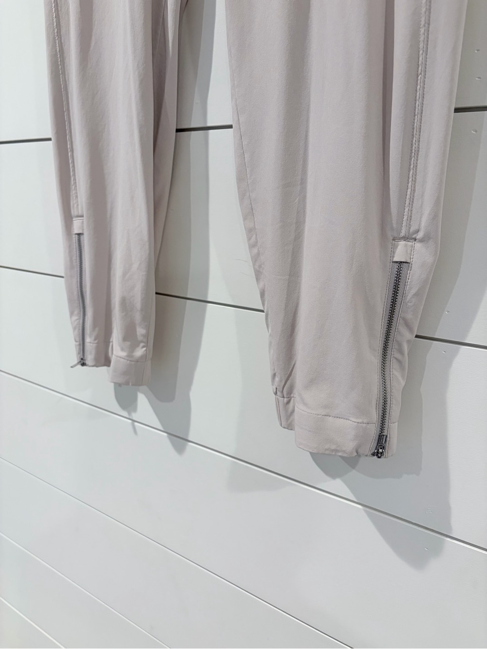 Athleta Beige Stretch Ankle Pants 8 Zip Hem Quiet Luxury Gorpcore Sporty Chic - Picture 4 of 14
